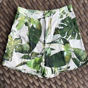 Gianni Bini Green and White Bermuda Shorts Tropical Print